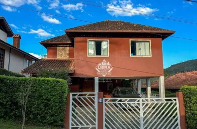 Residência com vista privilegiada: com três quartos, piscina, lareira e churrasqueira!!