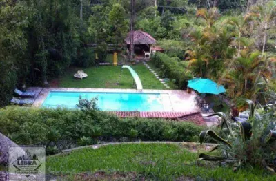 Casa de campo à venda com 4 quartos e linda vista para a natureza!