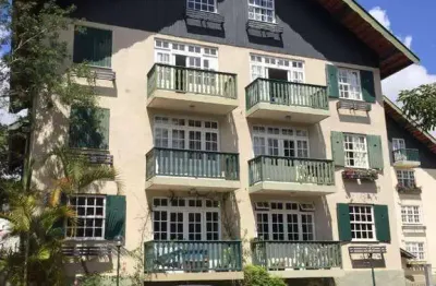 Cobertura duplex, 3 quartos (2 suítes), salão com lareira, varanda, banheiro social, cozinha planejada, área, estacionamento e lazer.