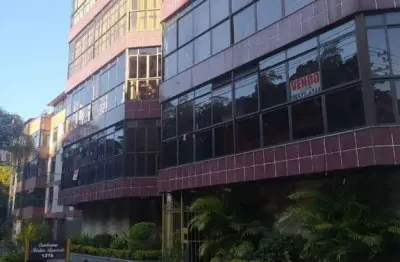 Apartamento de três quartos (01 suíte), sala em 02 ambientes, varanda, copa cozinha, área, dependência, garagem e lazer no condomínio.