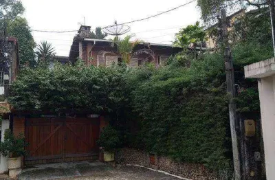 Casa em condomínio completo, com sala, sala de jantar, 03 quartos (01 suíte), banheiro social, cozinha, dependências e área de lazer completa.