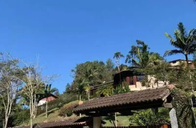 Casa com 6 quartos, piscina e espaço gourmet, disponível para aluguel e venda!