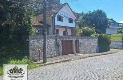 Casa em 02 lotes com sala em quatro ambientes, 03 quartos (01 suíte), banheiro social cozinha ampla e área de serviço