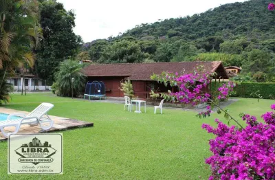 Casa com sala, 4 quartos (1 suíte), banheiro social, cozinha e varanda. com jardim, piscina, sauna, churrasqueira, estacionamento e casa de caseiro.