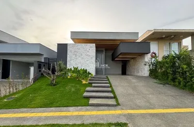 Casa térrea com 3 suítes sendo uma master com closet e banheira.