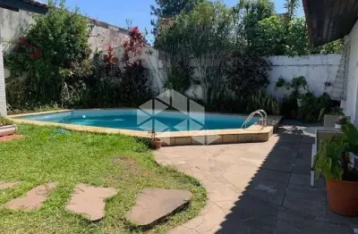 Casa  com 4 Dormitórios e Piscina À VENDA no Bairro Chácara das Pedras
