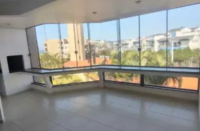 Amplo apartamento a poucos passos da praia com 3 dormitórios e 2 vagas