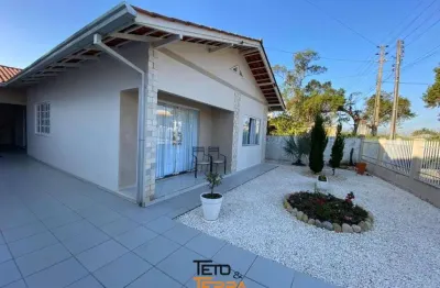 Casa á venda no centro em canelinha,  2 dormitórios sendo 1 com closet, 100m²