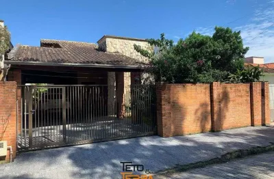 Casa á venda no bairro universitários  com 4 dormitórios sendo 1 suíte com 138m²