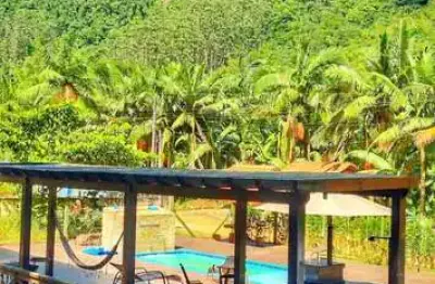 Sítio á venda em canelinha, possuindo 3.700m², com uma casa sendo semi-mobiliada