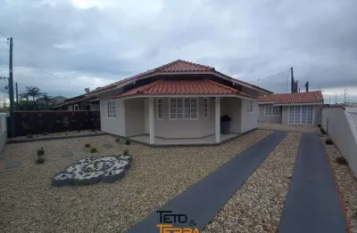 Casa com 85m² no bairro centro em tijucas mobiliada com amplo espaço no terreno