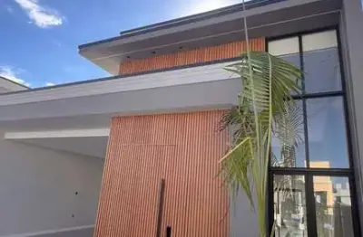 Maravilhosa casa á venda com piscina, 2 demi-suíte e 1 suíte com closet, 240m²