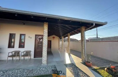 Ampla casa á venda com 154m² no bairro praça em tijucas, 3 dormitórios, 1 suíte
