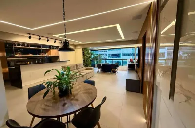 Maravilhoso apartamento à venda; 158m² 4 suítes, uma master com closet, dependência completa e 3 va