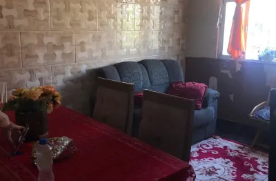 Casa à venda, com 2 quartos, 1 suíte e um terraço grande no Bairro Dr. Laureano.