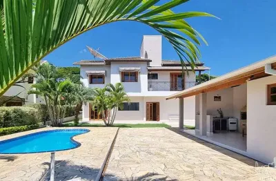 Linda casa em condominio a venda - 283m² - 3 suítes - 4 vagas - muito verde.