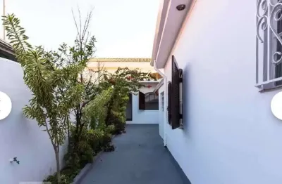 Casa espaçosa e reformada com quintal amplo e prox. metrô