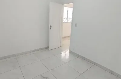 Aluguel de casa térrea de frente toda reformada de 80m2 com 2 dorms , 1 suíte e  2 vagas de veículo no bairro do boqueirão em santos-sp