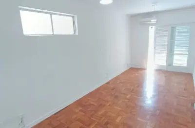 Venda de sala living de 40m2 de frente com varanda  e vista livre , ( vaga insuficiente ) no bairro do gonzaga em santos-sp