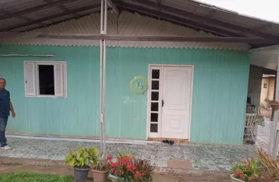 Oportunidade! casa semimobiliada com churrasqueira no sanga funda