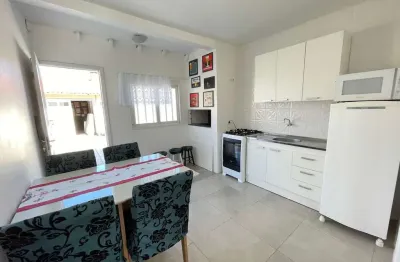 Casa-sobrado mobiliado com churrasqueira e varanda em capão da canoa - venda