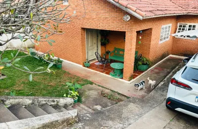 Casa charmosa em estilo americano com tijolinho à vista no recanto azul