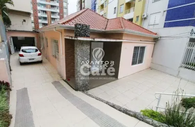 Casa 3 dormitórios com pátio no centro de santa maria-rs.