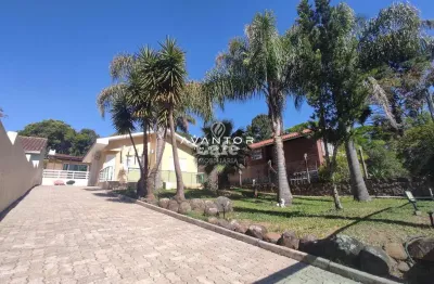 Linda casa com 2 dormitórios, salão de festas, piscina e bem localizada em Itaar