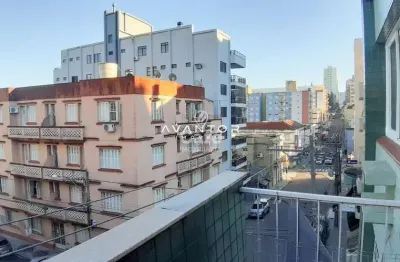 Amplo apartamento central com 3 dormitórios, mais dependência, sala com 2 ambien