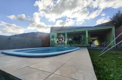 Casa com 03 dormitórios em bairro tranquilo possui piscina e vaga para 03 veícul