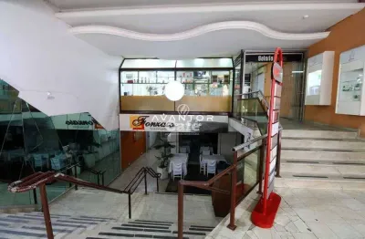 Sala comercial ampla, com escritório e 2 banheiros no centro da cidade.