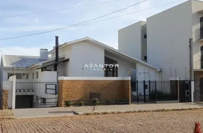 Casa alto padrão, quatro dormitórios, uma suíte, três banheiros, seis vagas de g