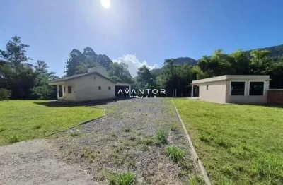 Chácara de meio hectare, possui 2 casas, localizada no distrito de pains.