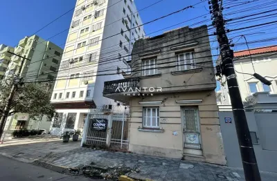 Casa central com 284m², terraço, excelente para uso comercial
