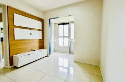 Amplo apartamento novo de 1 dormitório, semi mobiliado e com garagem.