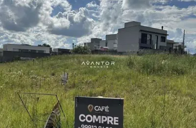 Terreno de esquina com 354m² no codomínio terras de santorini