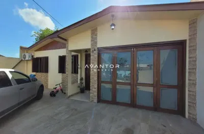 Casa de 3 dormitórios, com pátio, no bairro duque de caxias