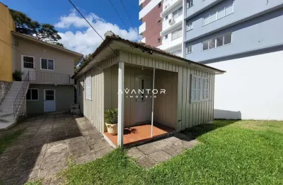 Casa 3 dormitórios, cozinha, banheiro social, vaga de garagem, bairro lourdes.