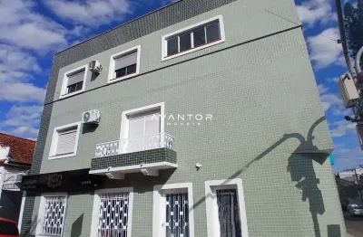 Apartamento central de 2 dormitórios, sala de estar, banheiro social e cozinha.