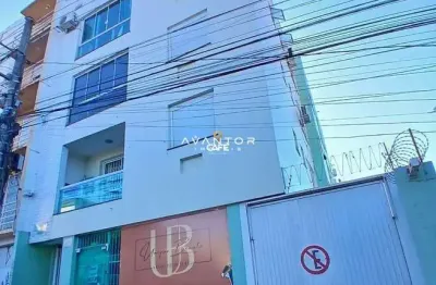 Apartamento central de 1 dormitório, sala de estar, banheiro social, cozinha e g