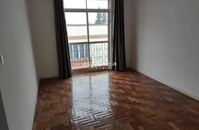 Apartamento central com 2 dormitórios - 2 banheiro - 1 box garagem.