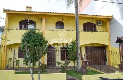 Casa 4 dormitórios com 2 salas, lareira, pátio e garagem para 3 carros