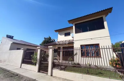 Linda casa com 3 dormitórios, sendo 2 suítes, amplo pátio, piscina e salão de fe