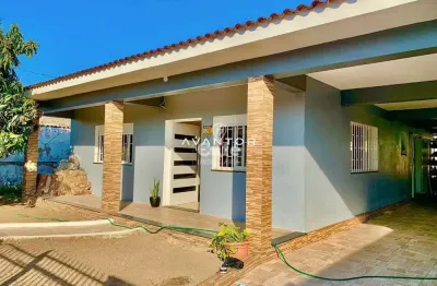 Lindíssima casa com terreno amplo, 03 dormitórios, 02 banheiros, 02 vagas de gar