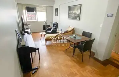 Amplo apartamento reformado no centro de santa maria com 2 dormitórios mais depe