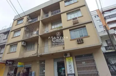 Apartamento central de 2 dormitórios, sala ampla, 2 banheiros, dependência de em