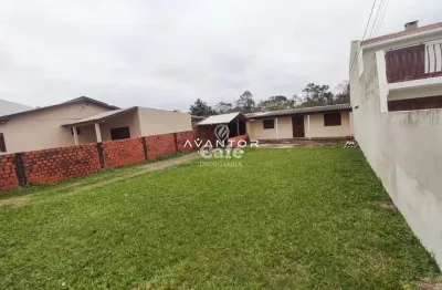 Casa com 03 dormitórios e amplo terreno no residencial lopes.