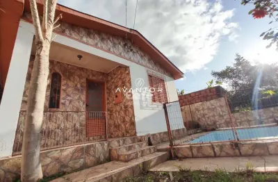 Casa com três dormitórios, garagem, com pátio financiável!