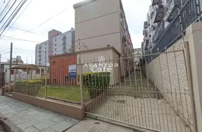 Apartamento central de 3 dormitórios, sala de estar, banheiro social, cozinha e