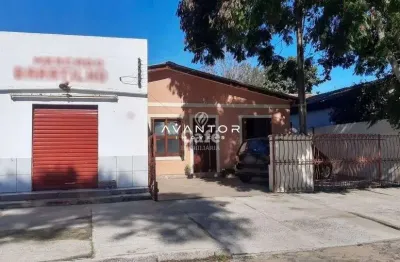 Casa com ponto comercial de 3 dormitórios, sala, 3 banheiros, cozinha, depósito,